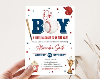 Pode incluir: Um convite para um chá de bebê com tema de beisebol com estrelas vermelhas e azuis, um taco de beisebol, uma bola de beisebol, um troféu e pipoca. O convite diz "Oh Boy! A Little Slugger is on the Way!" e inclui a data, hora e local do chá de bebê. O convite também inclui o nome "Alexandra Smith" e o texto "Registered at Target".