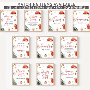 Op de afbeelding: Een verzameling kerstthema-borden met feestelijke illustraties. Elk bord bevat een kerstmuts, een sok en wintergroen. Tekst bevat "Mom-osa Bar", "Late Night Diapers", "Food", "Favors", "Drinks", "Diaper Raffle", "Books & Gifts" en "Babies are sweet."