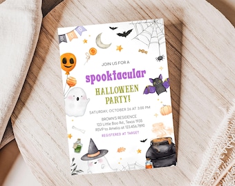 Puede incluir: Una tarjeta de invitación blanca con un anuncio de "fiesta de Halloween espeluznante" en morado y verde. La tarjeta presenta ilustraciones de fantasmas, murciélagos, calabazas y un caldero. El texto incluye la fecha, la hora, la ubicación y la información de RSVP.