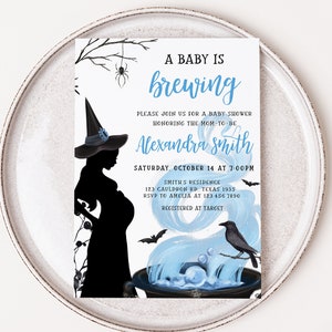 Op de afbeelding: Een uitnodiging voor een babyshower met Halloween-thema. De uitnodiging toont een silhouet van een zwangere heks, een ketel met blauwe rook, vleermuizen en de tekst "A Baby is Brewing". De uitnodiging heeft een witte achtergrond.