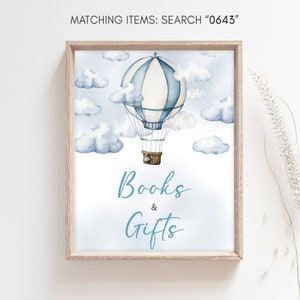 A aventura aguarda a placa de livros e presentes para o chá de bebê, a placa azul para presentes do chá de bebê com balão de ar quente, a aventura aguarda a placa da mesa de chuveiro para meninos, 0643