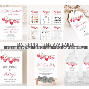 Puede incluir: Un conjunto de decoraciones para baby shower con un tema de corazones rojos y blancos. Incluye invitaciones, juegos, un letrero de bienvenida, un letrero de 'Don't Say Baby' y etiquetas para botellas de agua. El texto incluye 'A Little Sweetheart' y 'Baby Shower'.