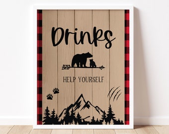 Puede incluir: Un cartel imprimible con fondo de madera y borde de cuadros rojos y negros. El cartel dice "Drinks" en texto negro con una silueta de una osa y un osezno caminando por un sendero con una flecha. El texto "Help Yourself" está debajo de los osos. La parte inferior del cartel tiene una cordillera con pinos y huellas de patas.
