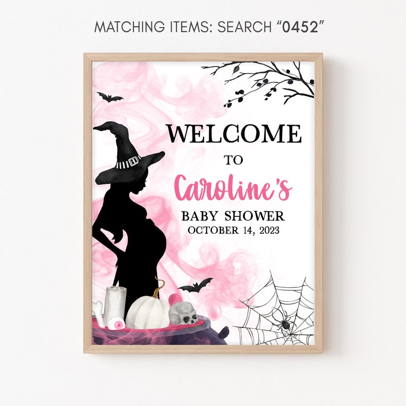 K&ouml;nnte beinhalten: Gerahmtes Babyparty-Schild mit Hexen-Thema. Auf dem Schild steht "Willkommen zu Carolines Babyparty am 14. Oktober 2023". Das Design umfasst eine Silhouette einer schwangeren Hexe, Flederm&auml;use, ein Spinnennetz und einen Kessel.