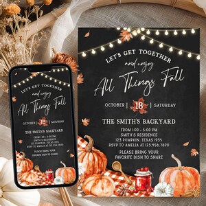 Puede incluir: Invitación con temática otoñal con el texto "Let's Get Together and Enjoy All Things Fall." El diseño presenta calabazas, hojas de otoño y luces de cadena. La invitación se muestra en un teléfono y una tarjeta impresa.