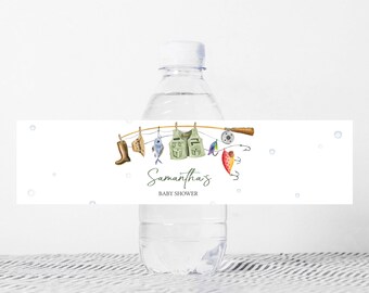 Può includere: Etichetta per bottiglia d'acqua a tema pesca. L'etichetta presenta una canna da pesca, un giubbotto da pesca, un'esca, un pesce e uno stivale. Il testo sull'etichetta recita "Baby Shower di Samantha".