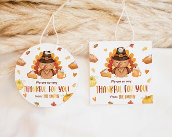 Peut inclure: Deux étiquettes cadeaux sur le thème de l'Action de grâce, une ronde et une carrée, avec une dinde de dessin animé portant un chapeau. Les étiquettes indiquent "We are so very THANKFUL FOR YOU!" et "From: THE SMITHS."