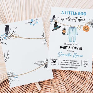Może przedstawiać: Zaproszenie na baby shower w tematyce Halloween. Zaproszenie zawiera tekst "A Little Boo is almost due!" i zawiera ilustracje kapelusza czarownicy, pajacyka i dyni. Zaproszenie jest dla Samanthy Brown.