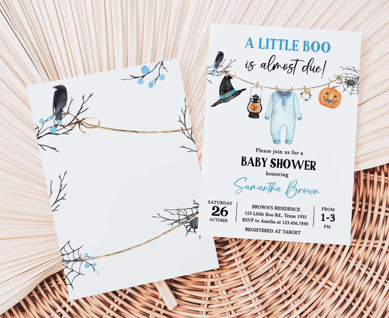 Może przedstawiać: Zaproszenie na baby shower w tematyce Halloween. Zaproszenie zawiera tekst "A Little Boo is almost due!" i zawiera ilustracje kapelusza czarownicy, pajacyka i dyni. Zaproszenie jest dla Samanthy Brown.