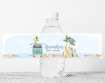 Puede incluir: Etiqueta de botella de agua con una escena de playa azul y blanca. La etiqueta presenta una camioneta vintage con tablas de surf en la parte superior, una palmera y el texto "Baby Shower de Alexandra".