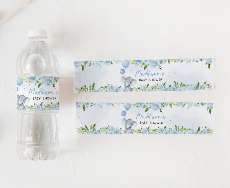 Op de afbeelding: Blauwe en witte waterfleslabels voor een babyshower met een schattig olifantje en ballonnen. De labels zeggen "Maddison's Baby Shower".
