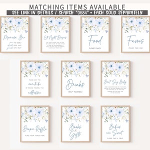 Puede incluir: Diez carteles imprimibles con dise&ntilde;os florales azules y blancos para un baby shower. Los carteles incluyen t&iacute;tulos como "Barra de Mimosas", "Pa&ntilde;ales nocturnos", "Comida", "Favores", "Bebidas", "No digas beb&eacute;", "Rifa de pa&ntilde;ales", "Libros y regalos", y "Los beb&eacute;s son dulces".