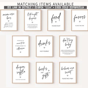 Pode incluir: Um conjunto de sinais emoldurados com texto preto sobre um fundo branco. Os sinais incluem frases como "Momosa Bar", "Late Night Diapers", "Food" e "Favors". Cada sinal tem um design simples.