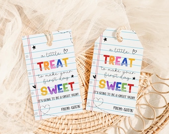 Könnte beinhalten: Zwei Geschenkanhänger mit Notizpapier-Design. Die Anhänger lesen "a little TREAT to make your first day SWEET! It's going to be a great year!" und "From: Gavin". Jeder Anhänger hat eine Schnurschlaufe.