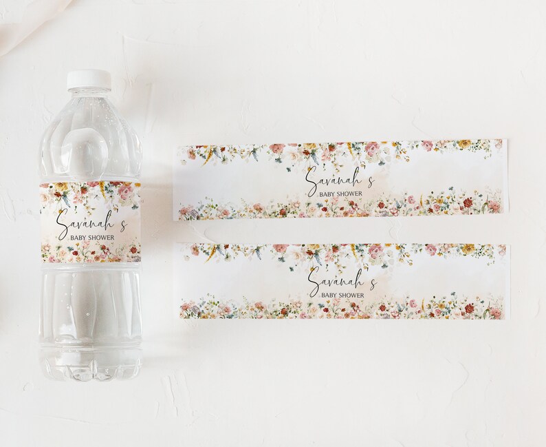 Pu&ograve; includere: Due etichette per bottiglie d'acqua floreali con il testo "Savannah's Baby Shower" stampato su di esse. Le etichette sono progettate con un motivo floreale ad acquerello in tonalit&agrave; di rosa, rosso, giallo e verde.