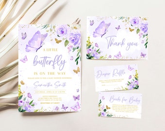Może przedstawiać: Zestaw zaproszeń na baby shower z fioletowymi i złotymi motylami i kwiatowymi akcentami. Zaproszenie brzmi "Mały motyl jest w drodze". Karta z podziękowaniami brzmi "Dziękuję". Karta loterii pieluszek brzmi "Loteria pieluszek". Karta z książkami dla dziecka brzmi "Książki dla dziecka".