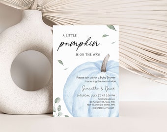 Puede incluir: Una invitación a un baby shower con un diseño de calabaza azul en acuarela. El texto dice "A LITTLE pumpkin IS ON THE WAY!" con detalles para el baby shower de Samantha & David.