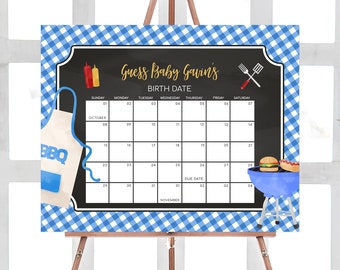 Op de afbeelding: Een blauwe en witte gingham achtergrond met een zwarte krijtkalender. De kalender is om de geboortedatum van de baby te raden. De tekst op het krijtbord zegt "Raad Baby Gavin's geboortedatum". Er is een blauwe en witte BBQ-schort en een blauwe grill met een hamburger en hotdog erop.