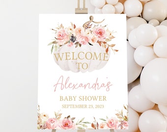Puede incluir: Un letrero de bienvenida blanco sobre un caballete, con un diseño de calabaza en acuarela y acentos florales rosas y melocotón. El letrero dice "Bienvenida a la fiesta de bienvenida de Alexandra, 23 de septiembre de 2023."