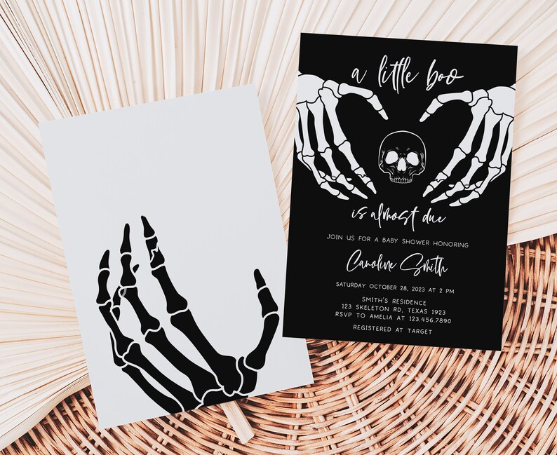 K&ouml;nnte beinhalten: Zwei Halloween-Babyparty-Einladungen. Eine ist hellgrau mit einer schwarzen Skelett-Hand-Grafik. Die andere ist schwarz mit wei&szlig;em Text und Skelett-Hand-Grafiken. Der Text lautet "a little boo is almost due".