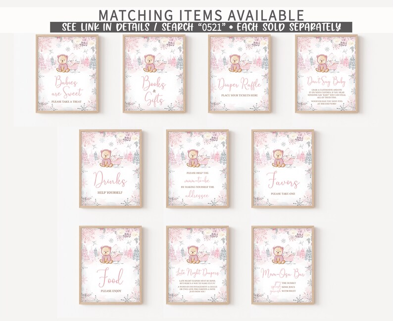 K&ouml;nnte beinhalten: Eine Sammlung von gerahmten Schildern mit Winterthema, die eine niedliche B&auml;renillustration in Rosa und Wei&szlig; zeigen. Die Schilder enthalten Texte wie "Babies are Sweet", "Books & Gifts" und "Diaper Raffle". Die Schilder sind f&uuml;r eine Babyparty gedacht.