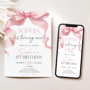 Puede incluir: Invitación de primer cumpleaños rosa y blanca con un gran lazo rosa y el texto "Sophia cumple un año". La invitación incluye los detalles de la fiesta, incluyendo la fecha, la hora y el lugar. La invitación también incluye el texto "El 1er cumpleaños de Sophia" y "Registrado en Target".
