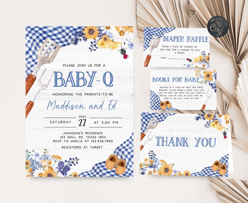 K&ouml;nnte beinhalten: Baby Shower Einladung mit einem blau-wei&szlig; karierten Muster, Sonnenblumen und einem Grillspatel. Die Einladung lautet "Bitte schlie&szlig;en Sie sich uns zu einem Baby-Q an, zu Ehren der werdenden Eltern Maddison und Ed, Samstag, 27. Mai um 15:00 Uhr, Johnson's Residence, 123 Grill Rd, Texas 1923, RSVP an Amelia unter 123.456.7890, Registriert bei Target".