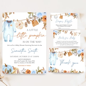 Op de afbeelding: Babyshower-uitnodigingsset met een aquarelontwerp. De uitnodiging toont een blauwe onesie, pompoenen en bloemaccenten. De tekst luidt "A Little Pumpkin is on the Way!" en bevat details voor het evenement. Extra kaarten zijn onder meer "Diaper Raffle", "Books for Baby" en een bedankkaart.