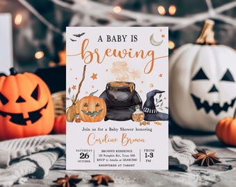 Könnte beinhalten: Halloween-Babyparty-Einladung mit dem Text "A Baby is Brewing". Die Einladung zeigt Illustrationen eines Kessels, eines Hexenhuts und Kürbissen. Die Einladung enthält Datum, Uhrzeit und Ort der Babyparty.