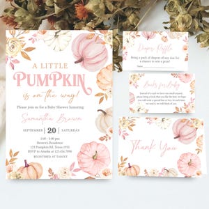 Może przedstawiać: Zestaw zaproszeń i kartek na baby shower z motywem dyni. Główne zaproszenie zawiera różowy napis "A Little Pumpkin is on the way!" z kwiatowymi i dyniowymi ilustracjami. Dodatkowe karty obejmują "Diaper Raffle", "Books for Baby" i "Thank You".
