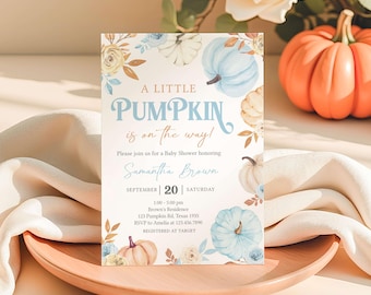 Könnte beinhalten: Eine Babyparty-Einladung mit Kürbis-Thema. Die Einladung enthält den Text "A Little Pumpkin is on the way!" in blauer Schrift sowie Details zur Veranstaltung. Dekorative Kürbisse und florale Elemente in sanften Farben umgeben den Text.