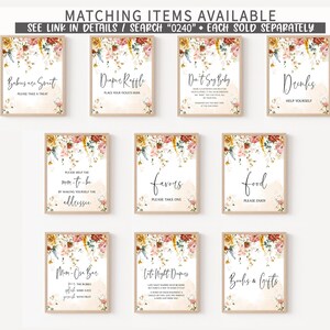 Pu&ograve; includere: Nove cartelli stampabili con disegni floreali e testo. I cartelli includono "Babies are Sweet", "Diaper Raffle", "Don't Say Baby", "Drinks", "Please Help the Mom-to-be", "Favors", "Food", "Mom-to-be Bar", "Late Night Diapers", e "Books & Gifts".