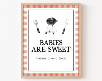 Könnte beinhalten: Ein weißes Schild mit einem rot-weiß karierten Rand. Das Schild sagt "Babys sind süß" und "Bitte nimm einen Leckerbissen". Es gibt eine Schwarzweißillustration eines Grills mit einem Spatel und einer Gabel.