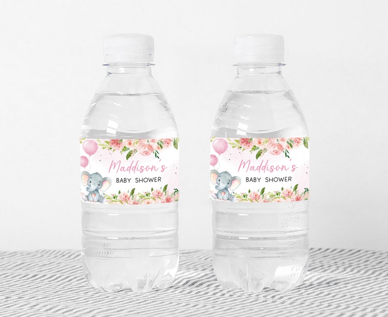 Pu&ograve; includere: Due bottiglie d'acqua in plastica trasparente con etichette floreali rosa e verdi. Le etichette mostrano un piccolo elefante grigio che tiene palloncini rosa e il testo "Baby Shower di Maddison".