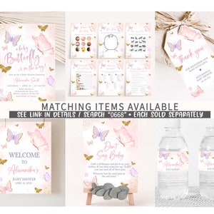 Puede incluir: Un conjunto de decoraciones imprimibles para una fiesta de bienvenida al beb&eacute; con tem&aacute;tica de mariposas rosas y moradas. El conjunto incluye un cartel de bienvenida, un juego de "No digas beb&eacute;", una etiqueta de agradecimiento y etiquetas para botellas de agua. El texto en el cartel de bienvenida dice "Bienvenido a la fiesta de bienvenida al beb&eacute; de Alexandra". El texto en el juego de "No digas beb&eacute;" dice "No digas beb&eacute;". El texto en la etiqueta de agradecimiento dice "Gracias por duchar a nuestro beb&eacute; con amor Alexandra's Baby Shower". El texto en las etiquetas para botellas de agua dice "Alexandra's Baby Shower".