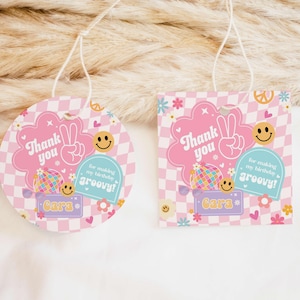 Étiquette de cadeau modifiable Peace Out à un chiffre anniversaire ronde, étiquettes pour cadeaux visage sourire damier rétro, groovy hippie disco 10e anniversaire étiquettes 77BD