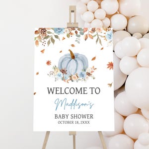 Cartello di benvenuto per baby shower "A Little Pumpkin" blu modificabile, poster per baby shower "Zucca" per bambino, cartello per baby shower autunnale con foglie autunnali e fiori, 01119