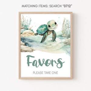 Może przedstawiać: Tabliczka z akwarelową ilustracją zielonego żółwia morskiego pływającego w oceanie. Na tabliczce widnieje napis "Favors" i "Please Take One".