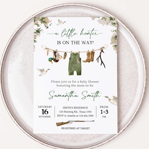 Invito modificabile per baby shower a tema caccia alle anatre, Un piccolo cacciatore, Invito per baby shower a tema anatra selvatica, Invito per baby shower a tema vestiti da cacciatore, 0964