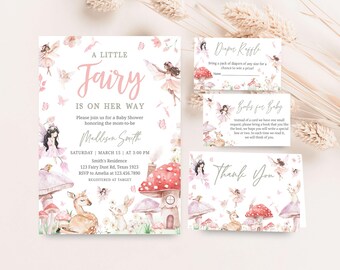 Peut inclure: Une invitation à une fête prénatale sur le thème des fées, en rose et blanc. L'invitation présente une illustration aquarelle de fées, de champignons et d'un cerf. Le texte sur l'invitation est "A Little Fairy Is On Her Way".