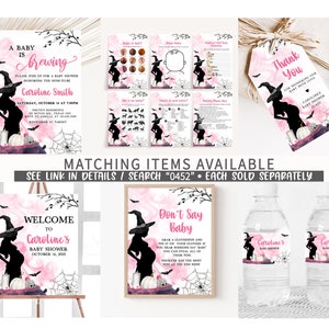 K&ouml;nnte beinhalten: Eine Sammlung von Babyparty-Dekorationen mit Halloween-Thema. Enth&auml;lt Einladungen, Spiele, ein Willkommensschild, Wasserflaschenetiketten und ein Dankesch&ouml;n-Etikett. Die Designs zeigen eine Hexensilhouette, Spinnweben und rosa Aquarellakzente.