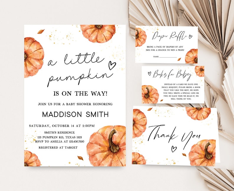 Może przedstawiać: Zestaw zaproszeń i kart na baby shower z motywem dyni. Gł&oacute;wne zaproszenie głosi "a little pumpkin is on the way!" ze szczeg&oacute;łami wydarzenia. Dodatkowe karty obejmują "Diaper Raffle", "Books for Baby" i kartę "Thank You".
