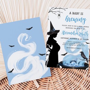 Op de afbeelding: Uitnodigingen voor een babyshower met Halloween-thema. E&eacute;n kaart toont een silhouet van een zwangere heks en de tekst "A Baby is Brewing". De andere kaart heeft een lichtblauwe achtergrond met vleermuizen en een wit, wervelend ontwerp.