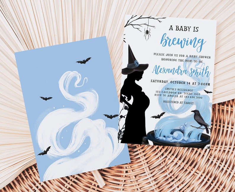 Op de afbeelding: Uitnodigingen voor een babyshower met Halloween-thema. E&eacute;n kaart toont een silhouet van een zwangere heks en de tekst "A Baby is Brewing". De andere kaart heeft een lichtblauwe achtergrond met vleermuizen en een wit, wervelend ontwerp.