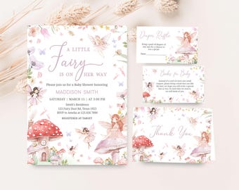 Peut inclure: Une invitation à une fête prénatale sur le thème des fées. L'invitation présente une illustration aquarelle de fées, de champignons et de fleurs. Le texte de l'invitation indique "A Little Fairy is on Her Way" et comprend le nom du bébé, la date et l'heure de la fête, ainsi que le lieu. L'invitation comprend également des informations sur le RSVP et l'endroit où le bébé est enregistré.