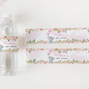 Pu&ograve; includere: Etichetta per bottiglia d'acqua con un design floreale rosa e un adorabile elefante che tiene palloncini rosa. L'etichetta dice "Baby Shower di Maddison".