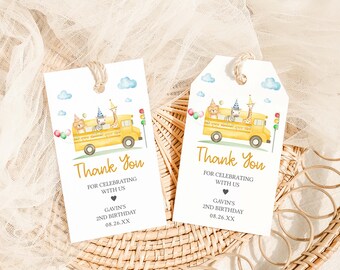 Puede incluir: Dos etiquetas de regalo blancas con una ilustración de acuarela de un autobús escolar amarillo que transporta animales con sombreros de fiesta. Las etiquetas dicen "Gracias" e incluyen texto personalizado para un cumpleaños.