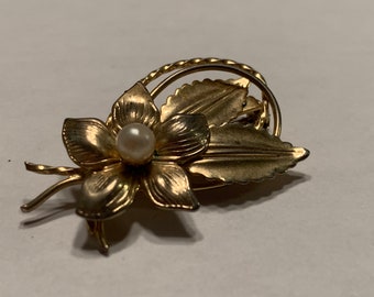 1950s gold and pearl floral brooch