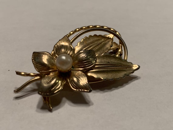 1950s gold and pearl floral brooch - image 1
