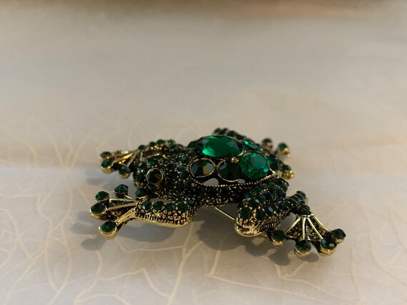 Green bull frog brooch - image 4